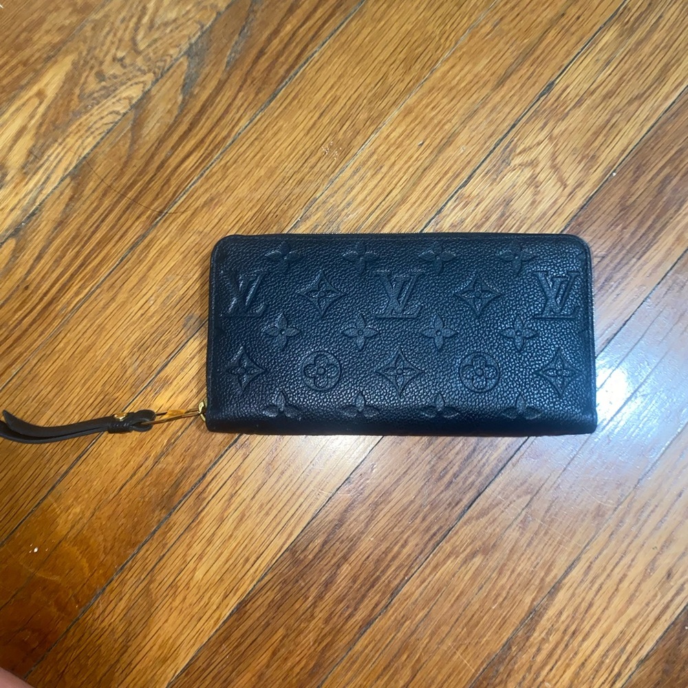 Authentic Louis Vuitton Zippy wallet